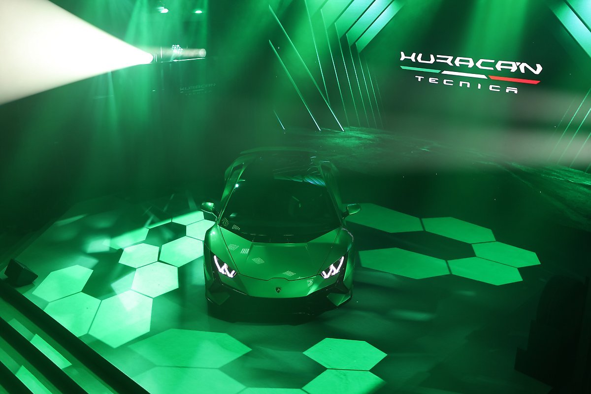 현장사진_오토모빌리_람보르기니,_우라칸_테크니카_최초_공개_(2).jpg