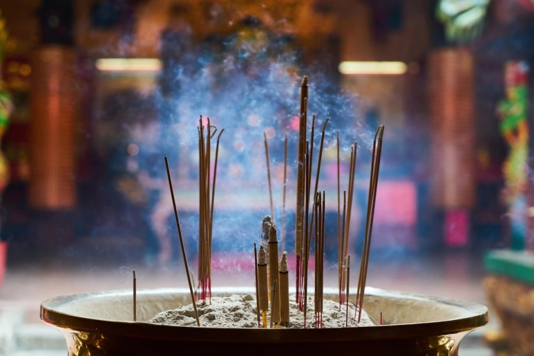 burning-incense_1122-1273 (1).jpg
