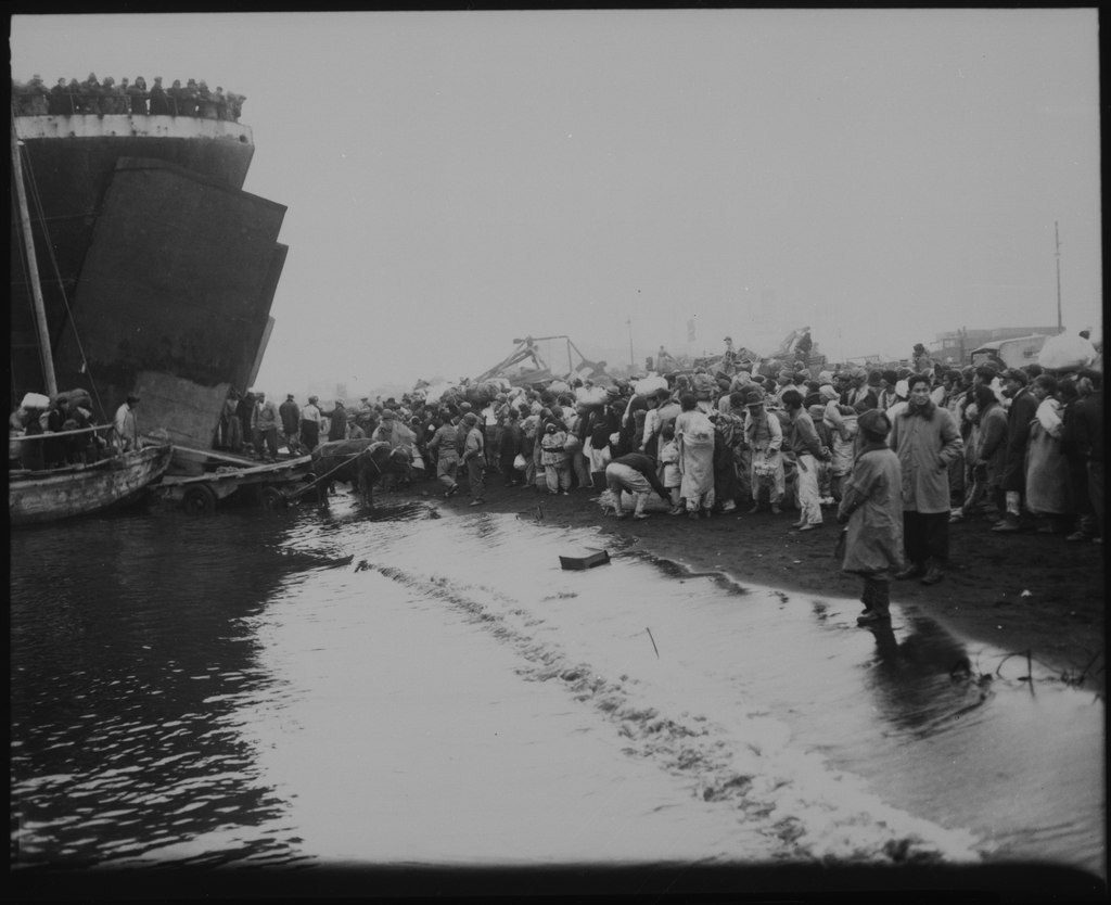 Korean_natives_prepare_to_board_a_tank_landing_ship_during_the_evacuation_of_Hungnam,_while_other_refugees_unload..._-_NARA_-_520781.tif.jpg
