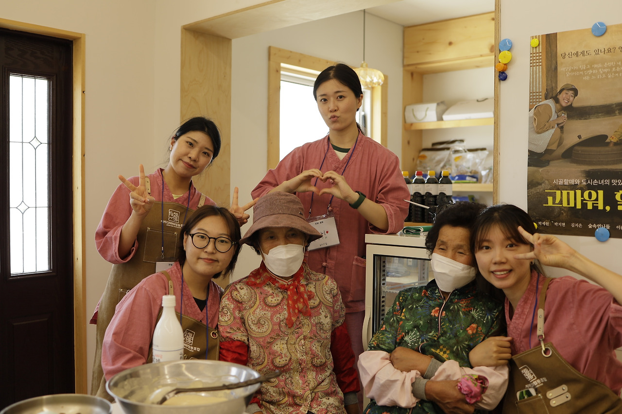 정영애 할머니, 우임수 할머니와 함께_릴로, 열무, 제니, 무해.jpg