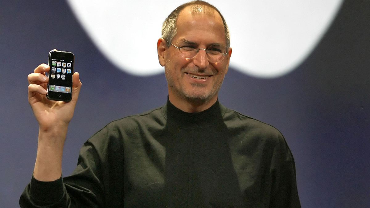 steve-jobs-iphone-175852238.jpg