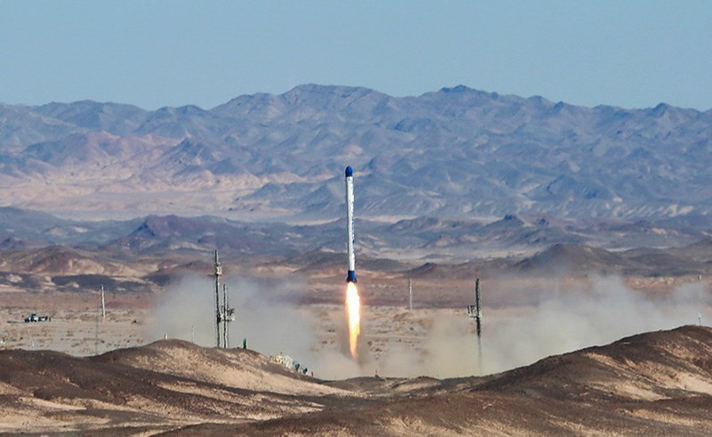 Safir_space_launch_vehicle_carrying_Fajr_satellite_02_Mohammad Agah.jpg