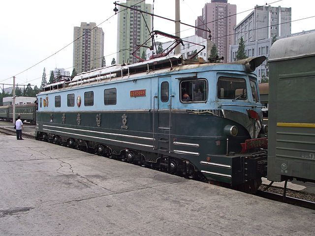 640px-Pyongyang_to_Sinuju_Train_at_Pyongyang_Railway_Station_(6075260107).jpg