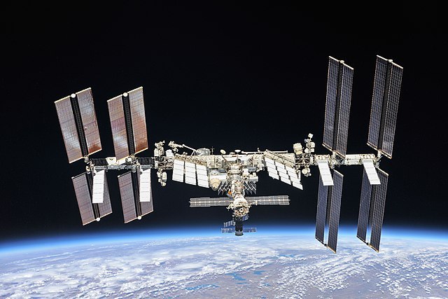 640px-ISS-56_International_Space_Station_fly-around_(05)_nasa.jpg