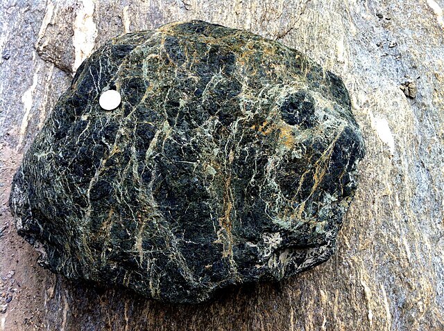 Serpentinite_sur_gneiss_Gabriel HM.jpg