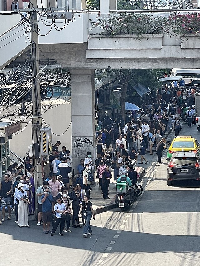 People_evacuated_out_of_a_mall_in_Bangkok_due_to_earthquake_28-03-2025_(_img_1)_Chainwit..jpg