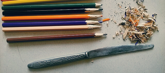 Wooden_pencils_sharpened_with_knife.jpg