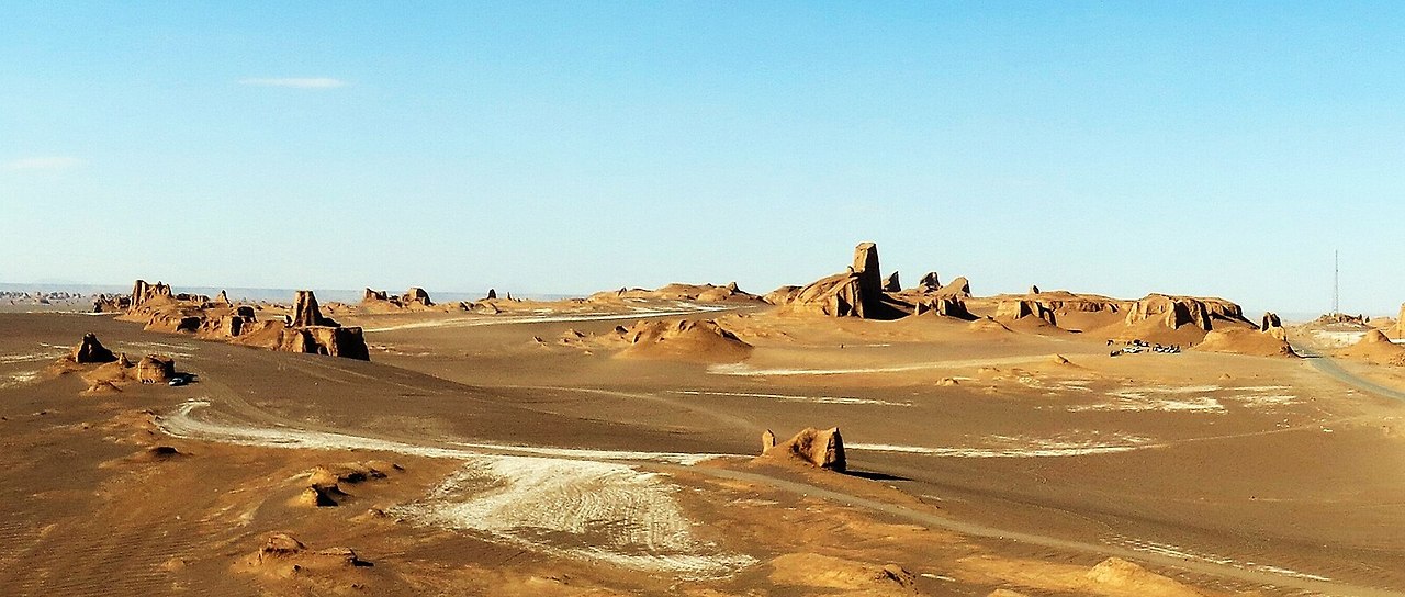 Yardang_in_Lut_desert_کلوت_های_شهداد،_بیابان_لوت_-_panoramio_Hadi Karimi.jpg