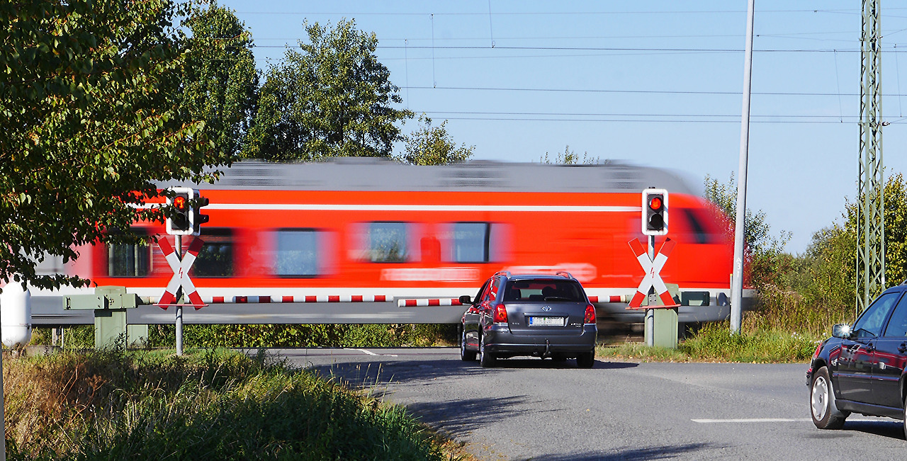 railroad-crossing-1695561.jpg