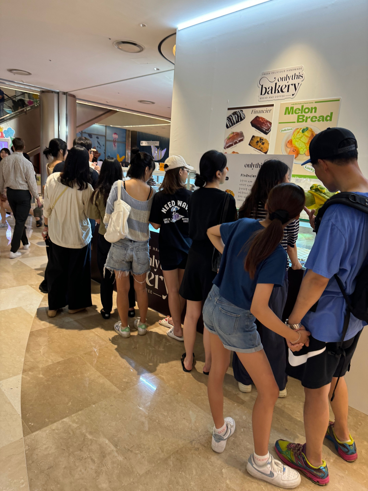 연재14 잠실롯데 매장 줄서있는 모습03.jpg