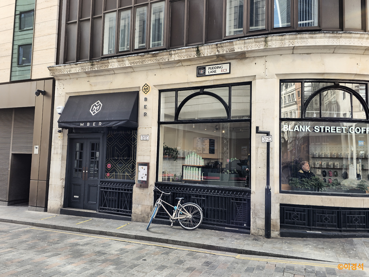 푸딩레인과 대화재 기념비 (1).jpg