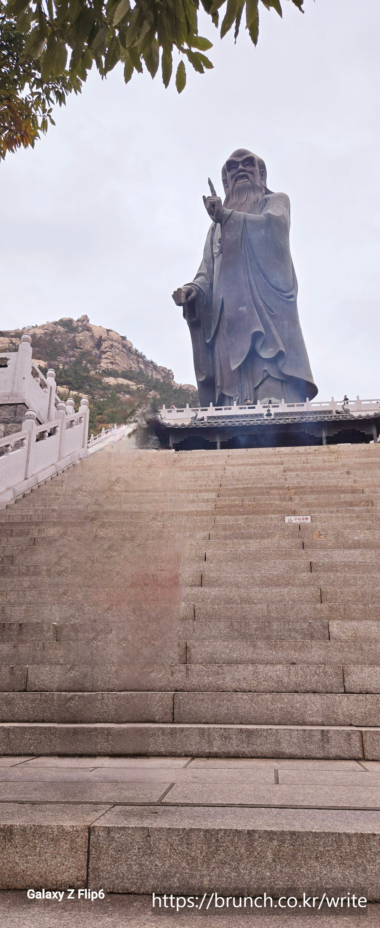 칭다오 노자상 계단.jpg