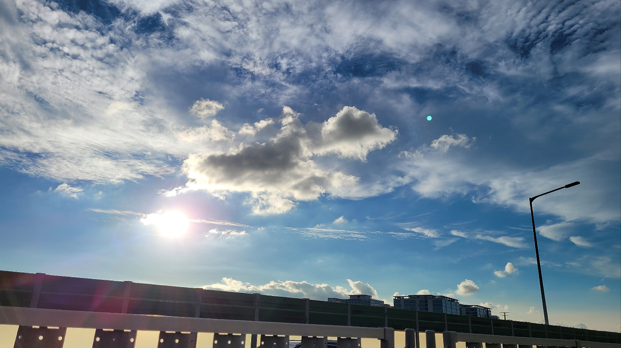 퇴근길 장마후의 오랜마의 해.jpg