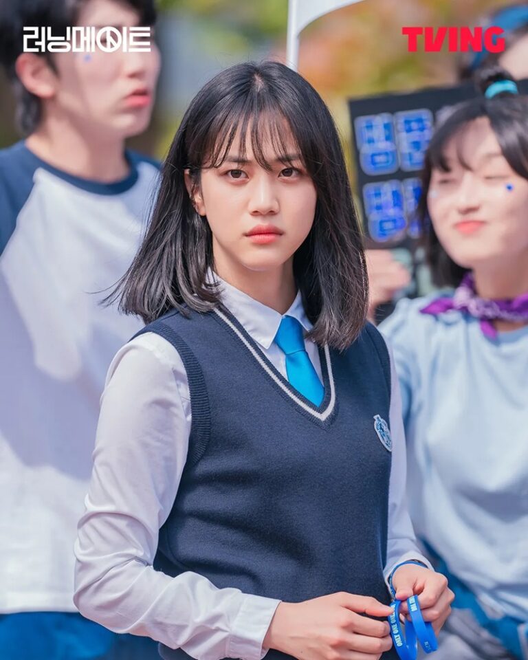 A-pretty-high-school-girl-running-for-student-vice-president-768x960.jpg