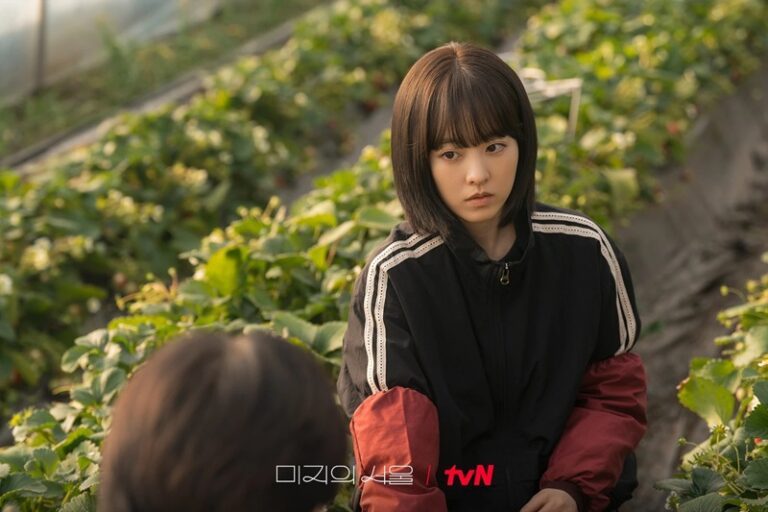 Park-Bo-young-works-as-a-farmer-in-a-greenhouse-768x512.jpg