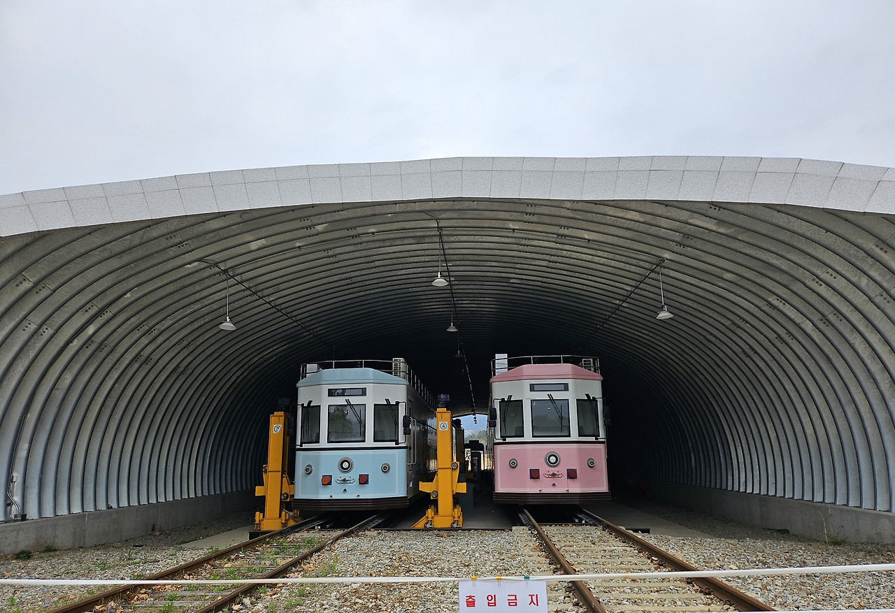 반곡역 철길.jpg