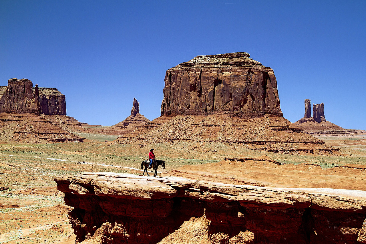 monument-valley-1752692_1920.jpg