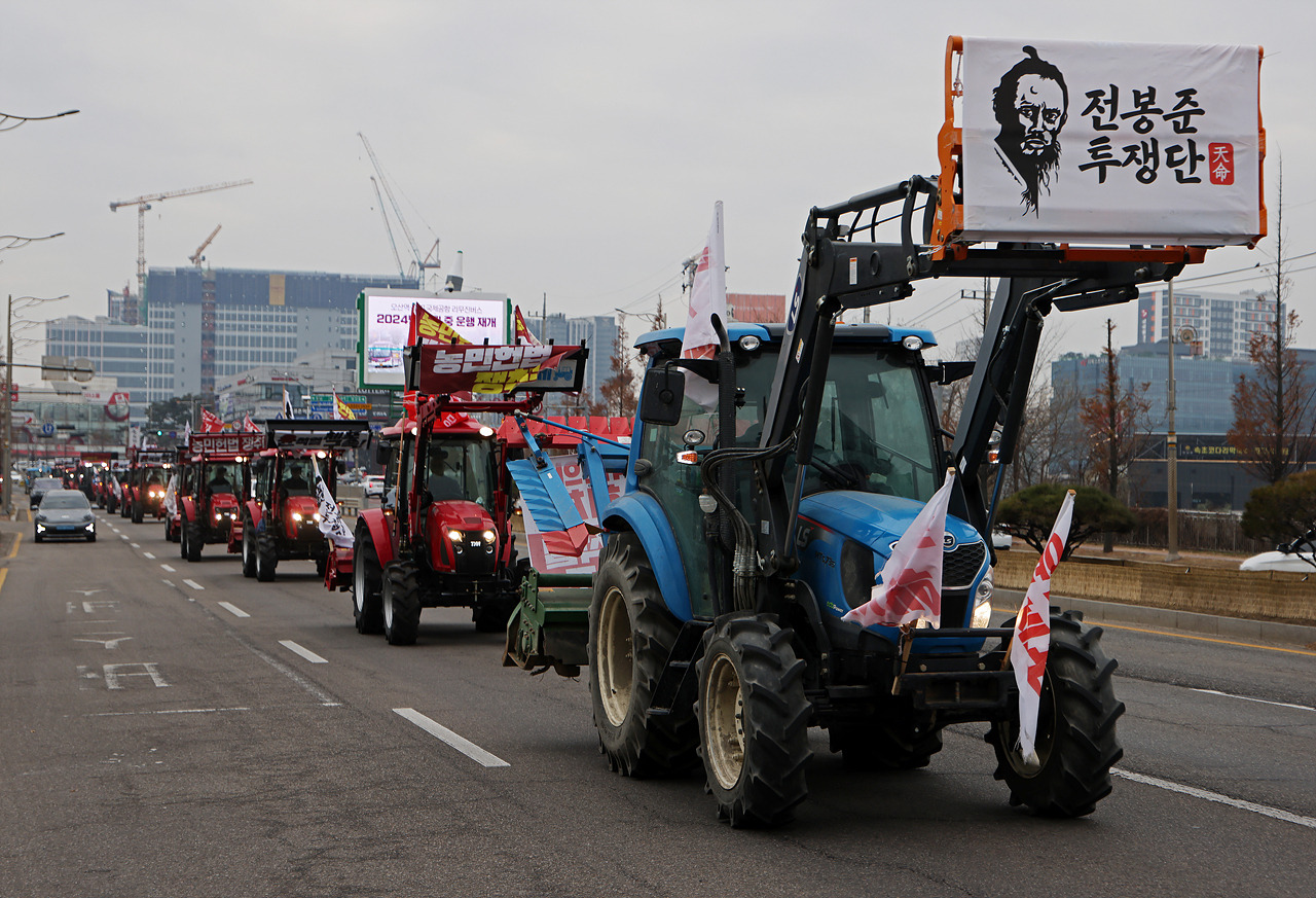 전봉준깃발과트랙터.jpg