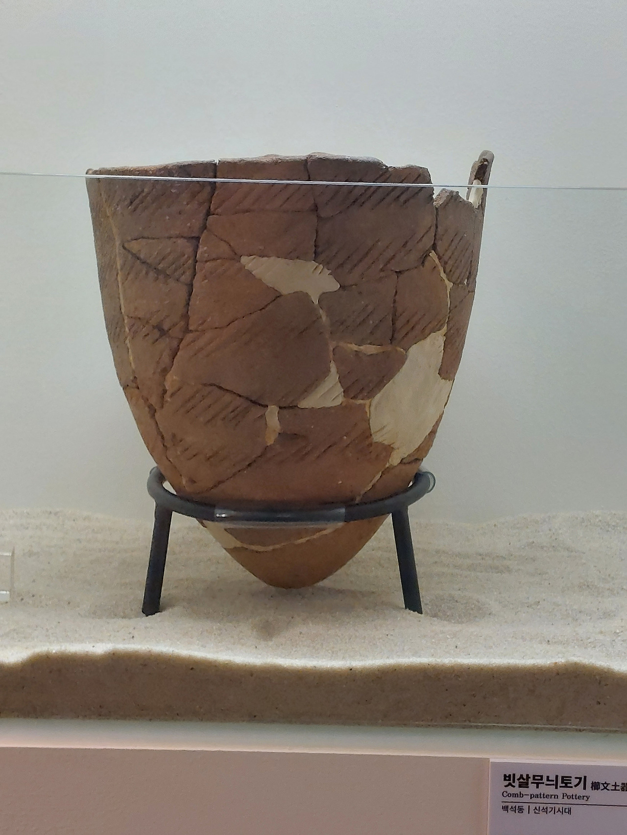 검단선사박물관 소장 빗살무늬토기 전시모습.jpg
