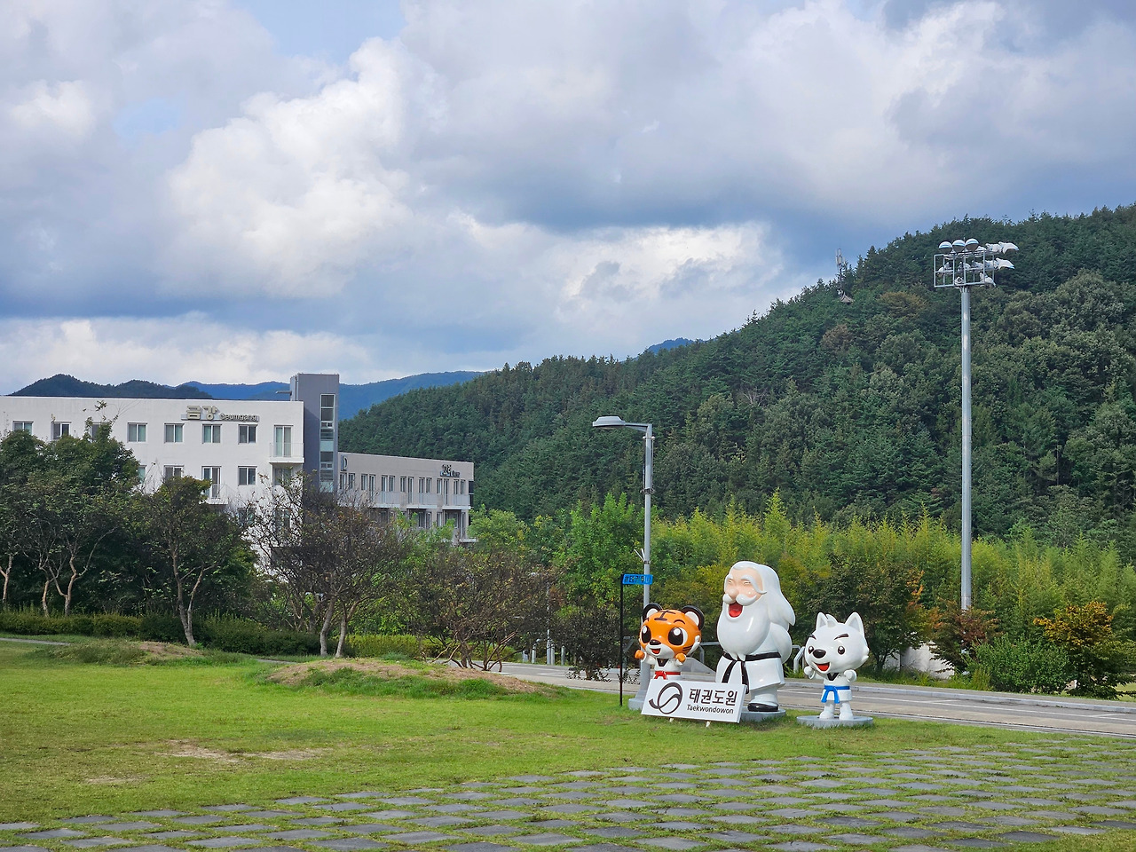 태권도원 캐릭터 사진.jpg