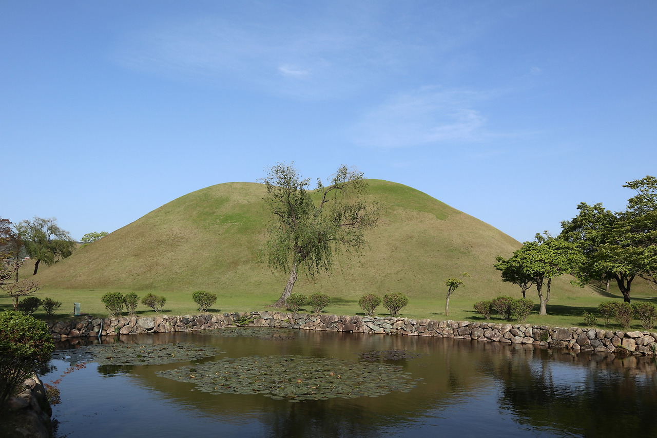 경주 대릉원 대 황남대총 전경(98호분).jpg