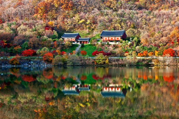 적상호에서 본 적상산 사고_자연특별시무주.jpg