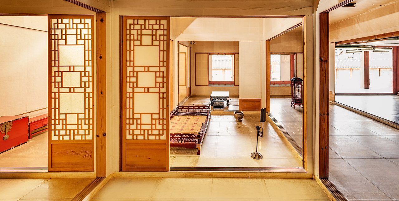 경복궁_강녕전_내부 2(궁능유적본부)-min.jpg