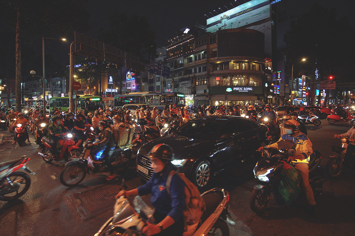 saigonese-snapshot-trafficjam_night.jpg