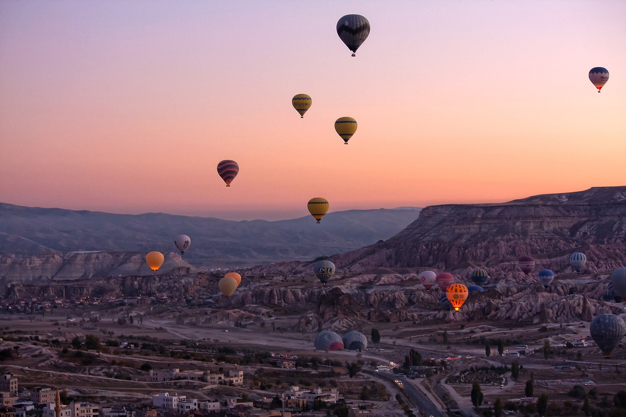hot-air-balloons-6757939_1280.jpg