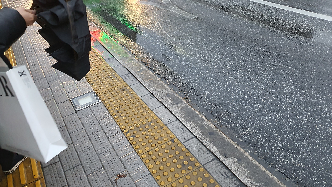 비 오는 바닥.jpg