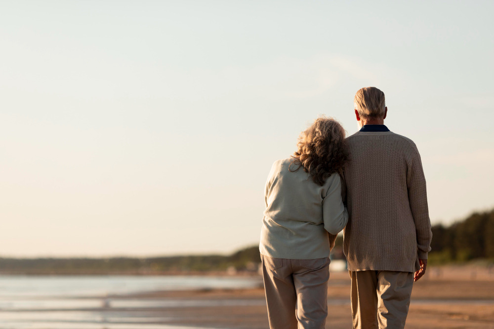 senior-couple-seaside-medium-shot.jpg