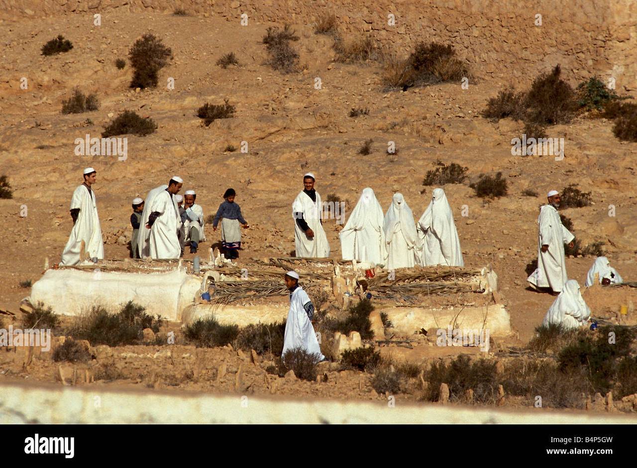 algeria-ghardaia-people-at-cemetery-sahara-desert-B4P5GW.jpg