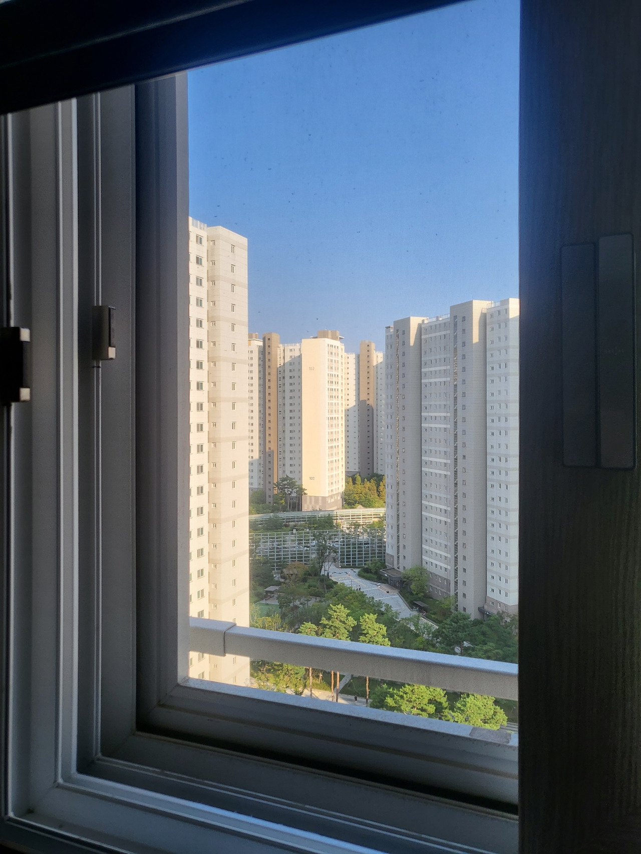 낯선 사람이 초인종을 누르면.jpg