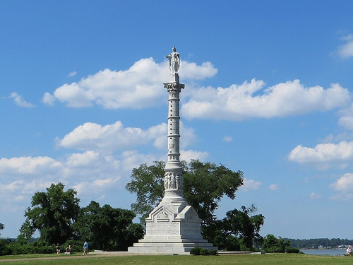 Yorktown_Victory_Monument,_Colonial_National_Historic_Site,_Yorktown,_VA.jpg