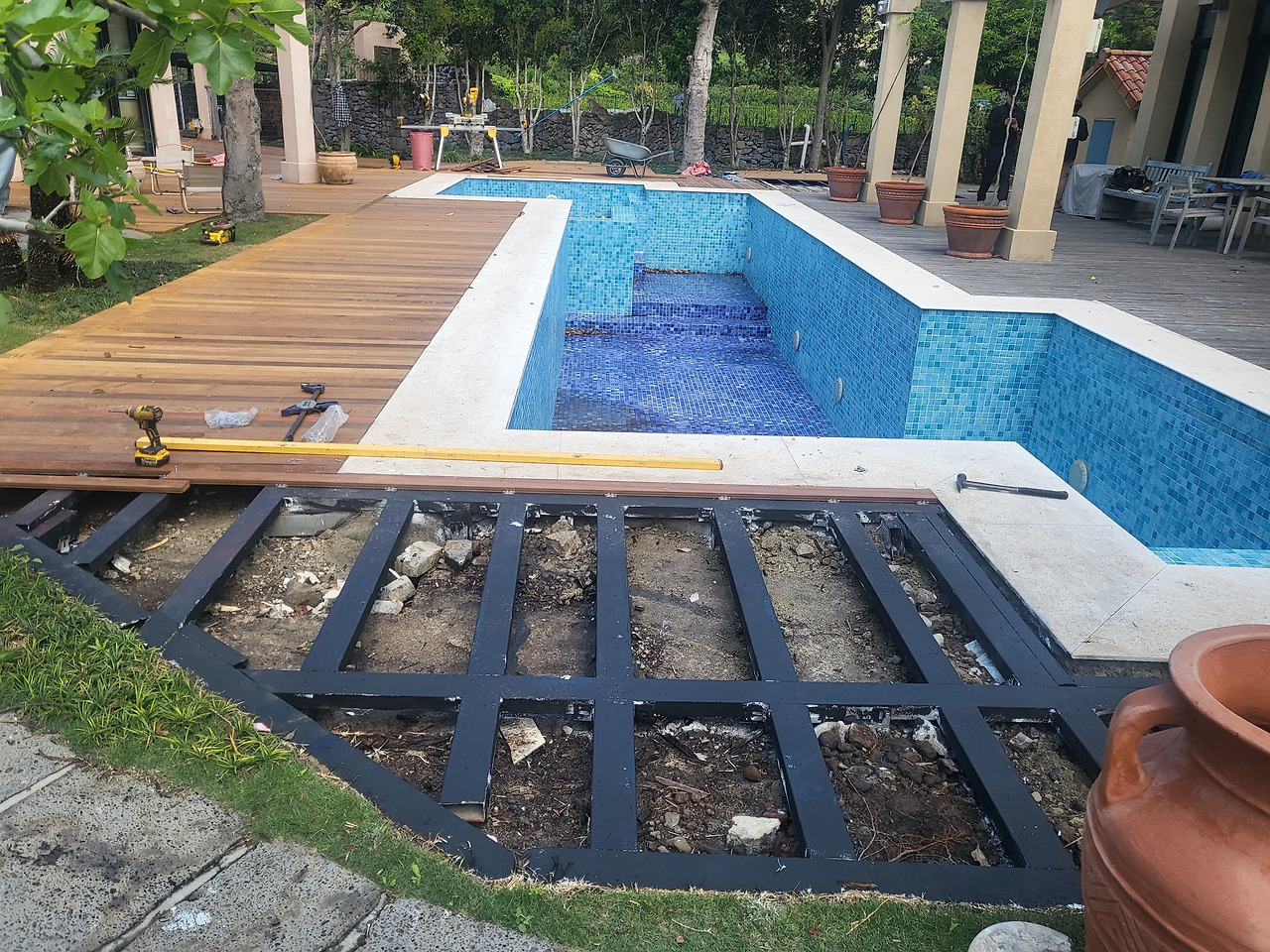 수영장옆데크시공.jpg