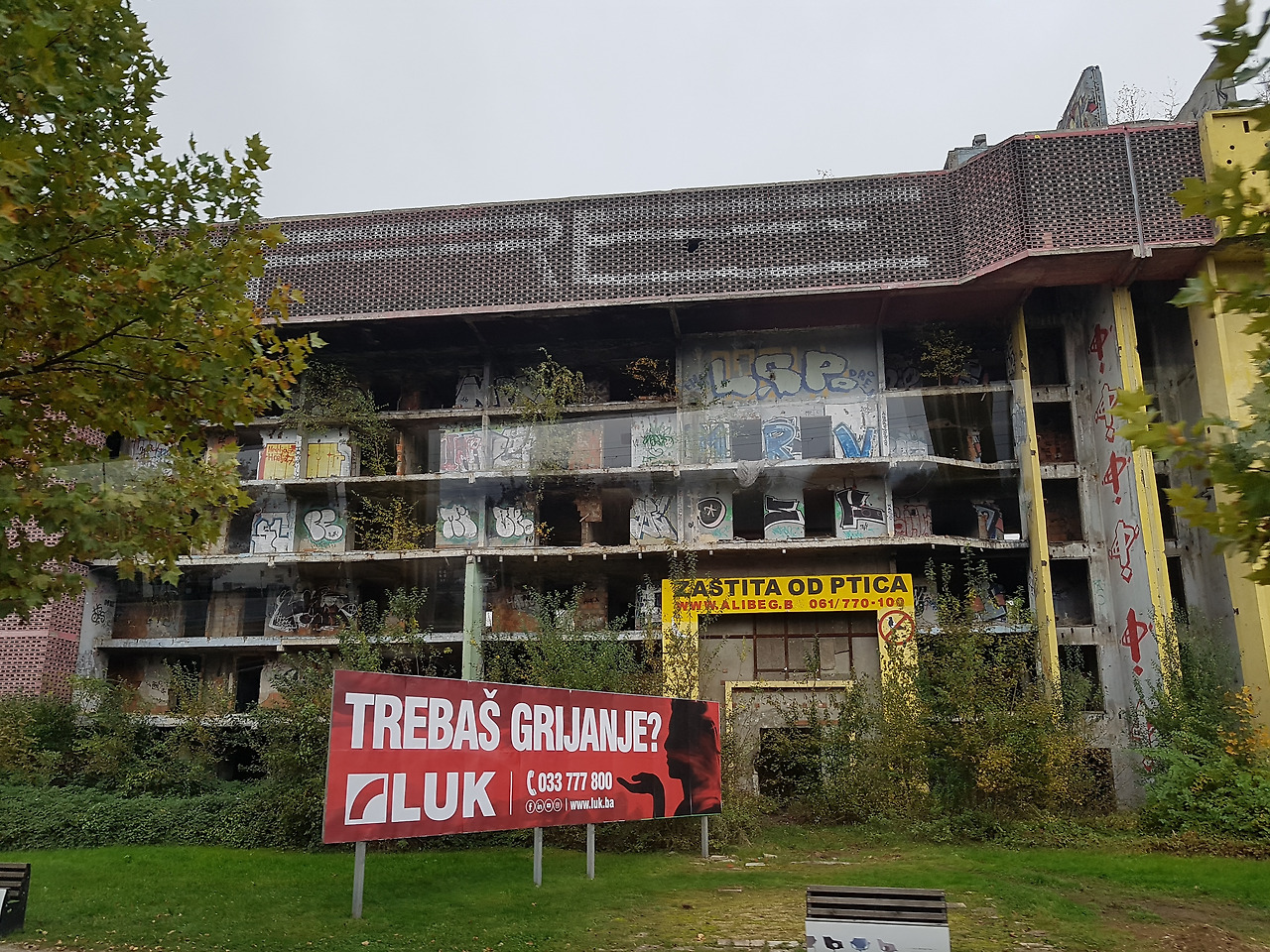 27..보스니아전쟁 당시 사령부건물(광고판과 묘한 대조).jpg