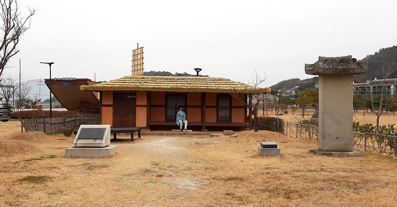 사진 16. 유배문학관 야외.jpg