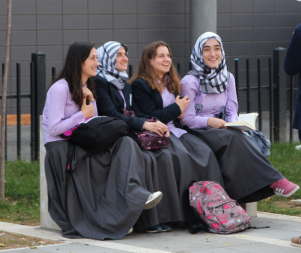 41..코소보 프리슈티나에서 만난 대학생들.jpg