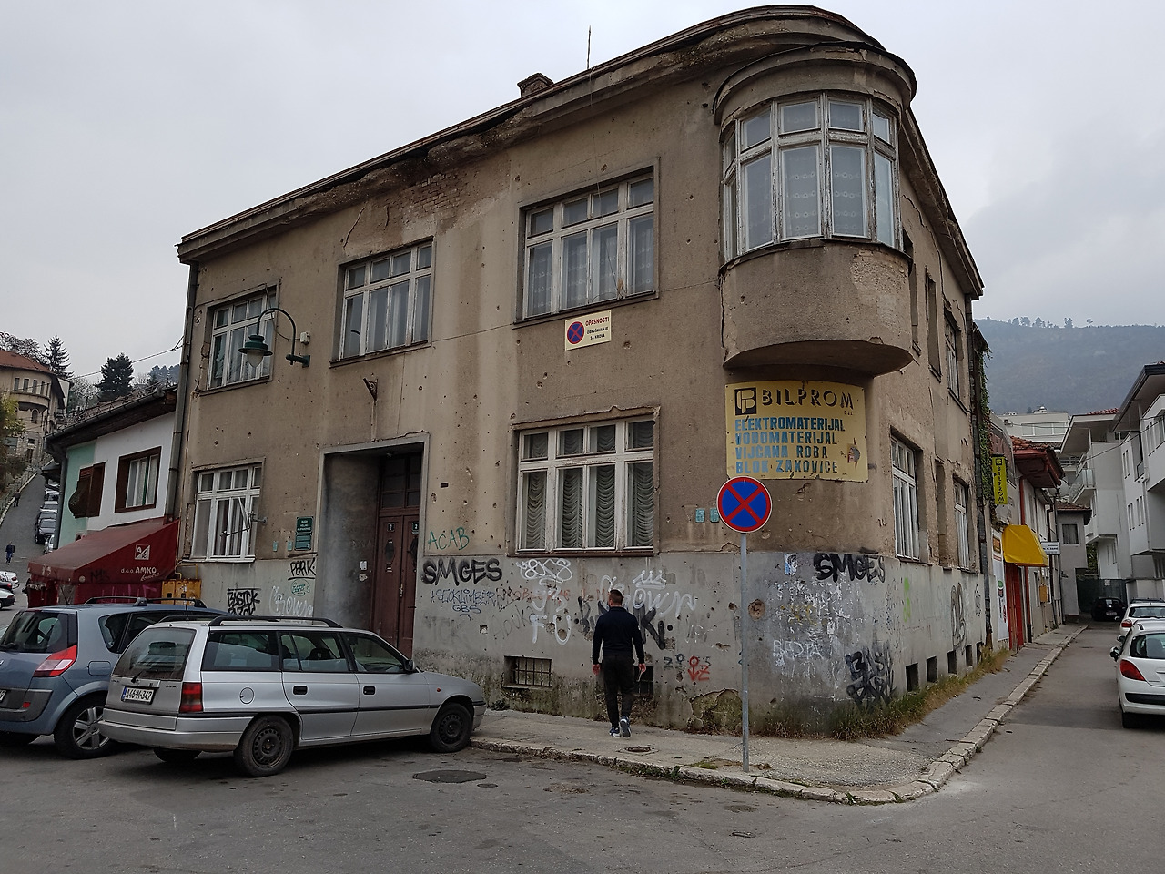 28..사라예보 시내 건물의 총탄자국.jpg