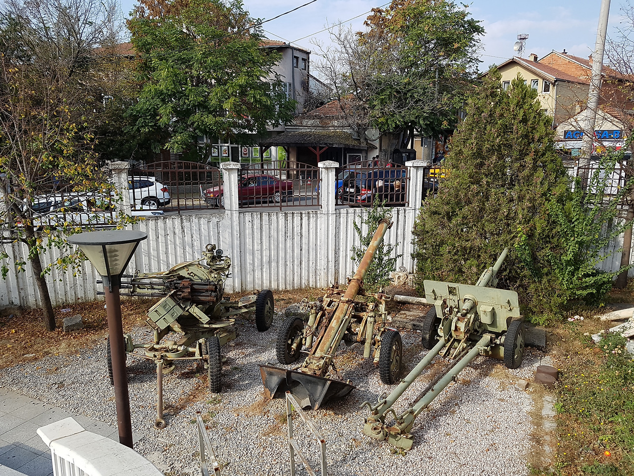 47.프리슈티나박물관 마당.jpg