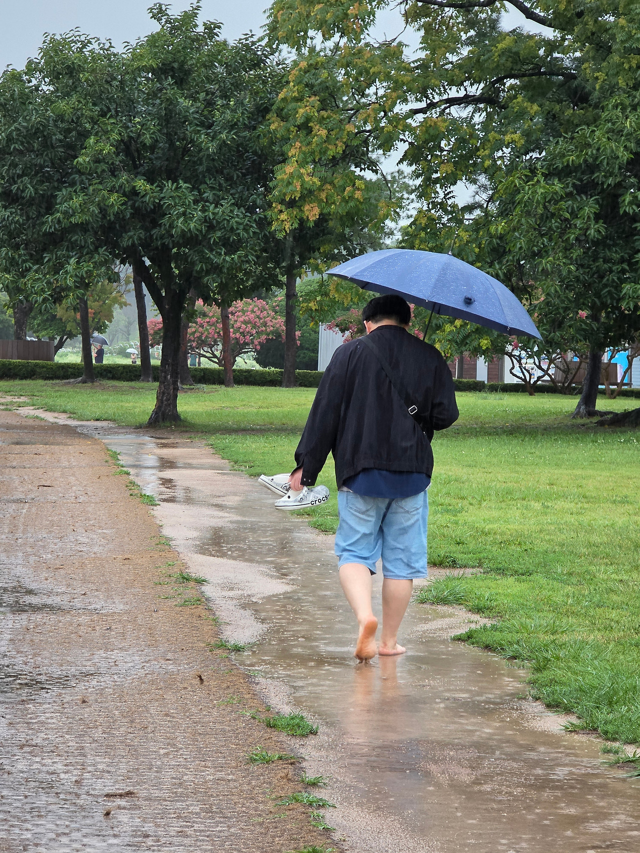 맨발로 걸어다니는 모습.jpg