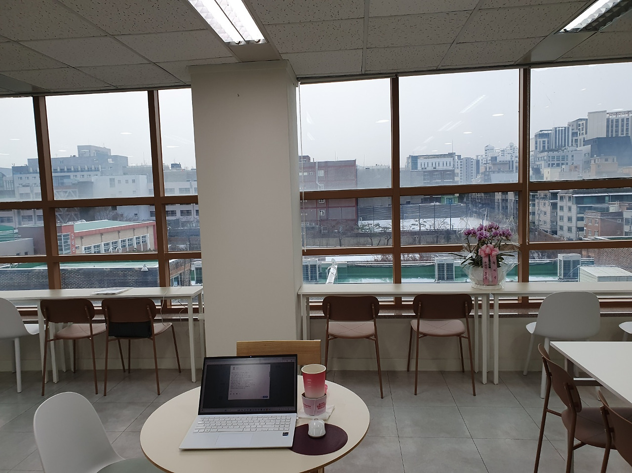 사무실 라운지에서 밖을 보다.jpg
