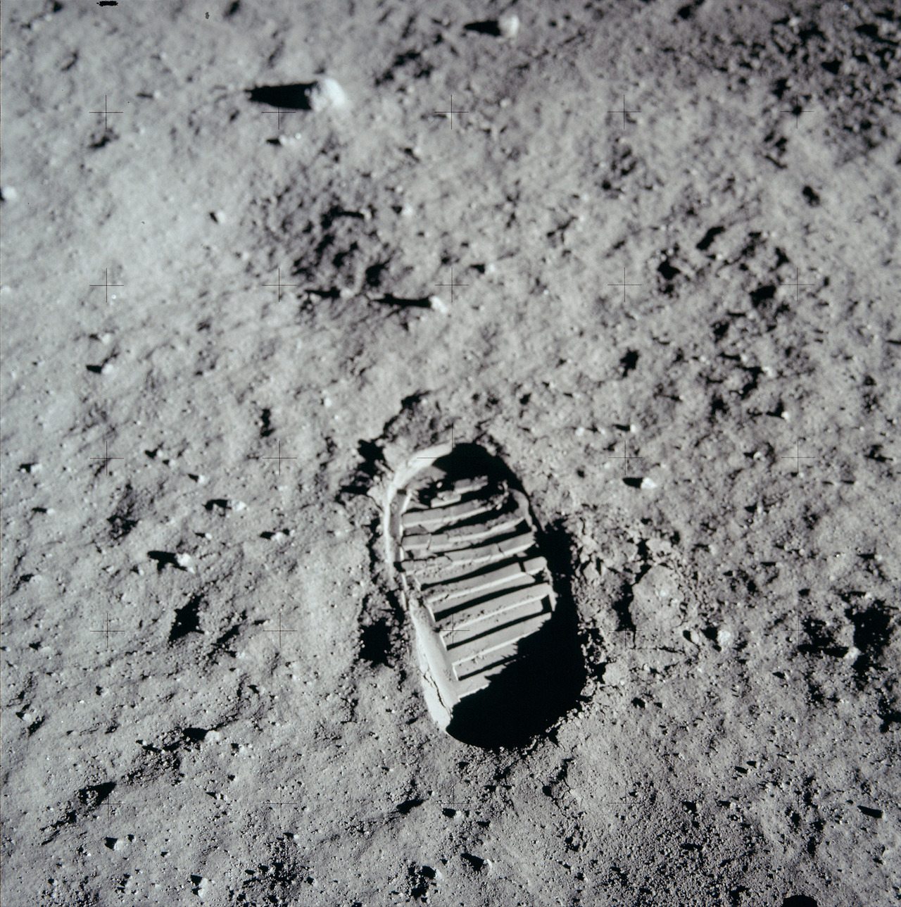 Buzz_Aldrin's_bootprint_on_the_Moon,_AS11-40-5877_(21472308758).jpg