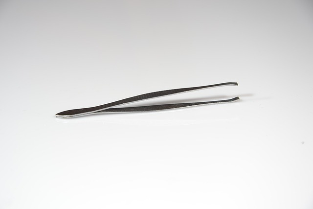 tweezers-273113_640.jpg