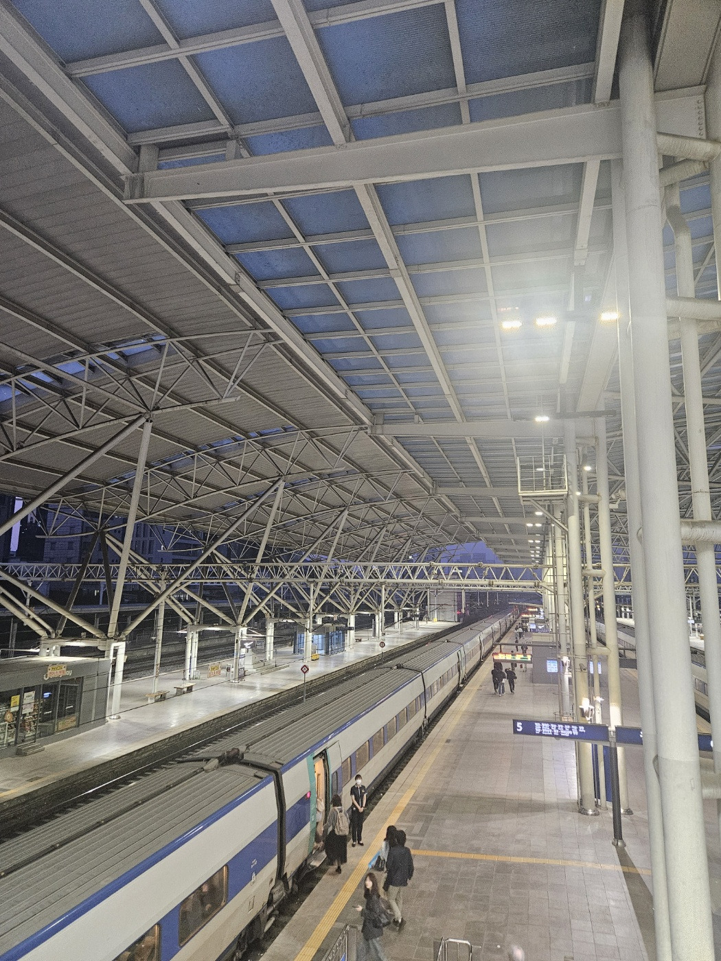 새벽 5시27분 기차.jpg