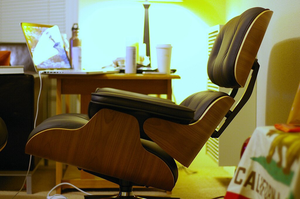 Eames_Lounge_Chair_-_side.jpg