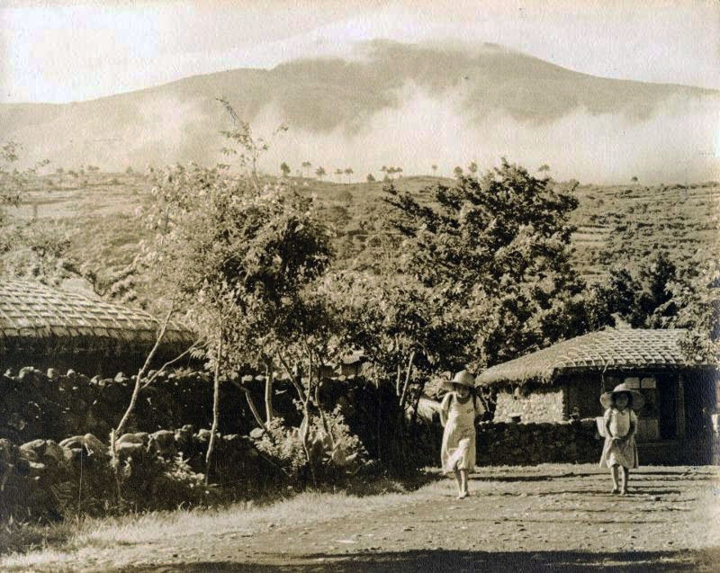 사본 -집을 나서는 제주 두 소녀-임인식.jpg