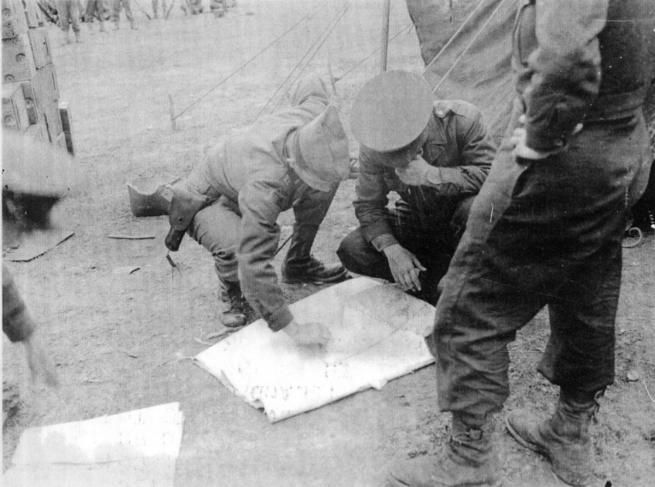 사본 -1제123통신사진파견대가 1948년 5월15일 촬영한 이 사진은 제주도 주둔 9연대 고문관 리치 대위가 경비대 중대 장교와 공산주의자들이 극성을 부리는 마을을 공격할 계획을 세우고 있다고 설명이 돼 있다. 리치는 훗날 “제주도가 합법적인 군사작전지역이었다”고 주장했다.jpg