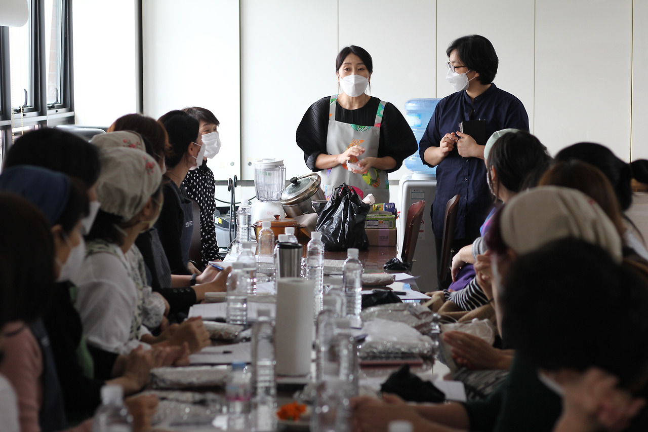 2지속가능한 한식의 새로운 진로에 대해 강연하는 김영경 대표.사본 -IMG_1423.jpg