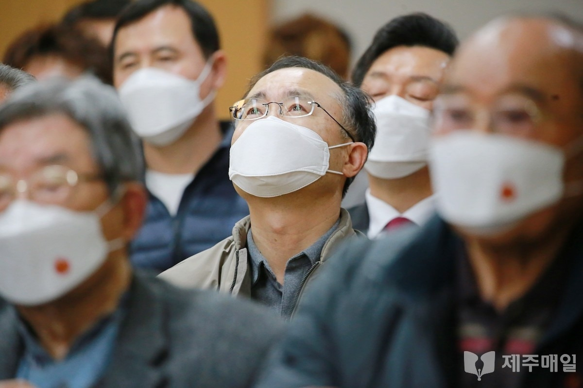KakaoTalk_20241007_092338203_01-2022년 3월 29일 제주지방법원 201호 법정-할아버지 4.3재심 무죄판결을 듣고 있는 현민종 씨1.jpg